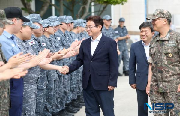 NSP통신-해군 118전대를 방문, 국군장병에 감사를 전했다. (사진 = 경상북도)