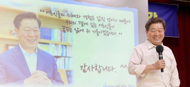 NSP통신-12일 박승원 광명시장이 대한노인회 광명시지회 부설 노인대학생을 대상으로 특강 하는 모습. (사진 = 광명시)