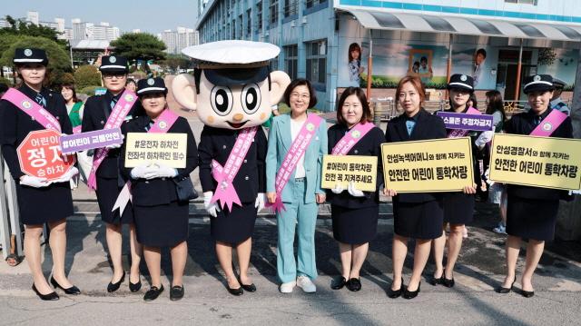 NSP통신-13일 공도초등학교 앞에서 김보라 안성시장(가운데)을 비롯한 기관 관계자들이 어린이보호구역 교통안전 합동 캠페인 전개 후 기념촬영을 하고 있다. (사진 = 안성시)