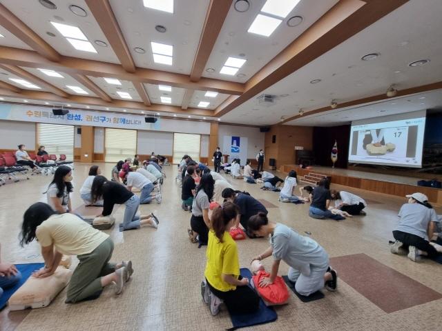 NSP통신-14일 국공립어린이집 보육교직원들이 심폐소생술 교육을 받고 있다. (사진 = 수원시)