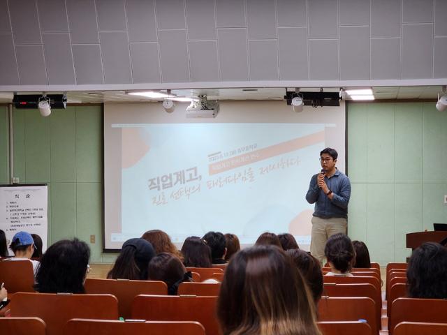 -풍무중학교 학부모회에서 이영순 홍진호 강사를 모시고 일반고특성화고 선택의 기준과 방향에 대해 강연을 진행했다 사진 풍무중학부모회