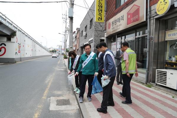 NSP통신-안동시는 14일 발대식을 기점으로 기존 클린시티 내내내 캠페인을 전 읍면동에서 동시에 시행하는 것으로 탈바꿈해 범시민적 참여 도모와 도시 전역에 쾌적한 환경을 가꾸는 분위기 조성에 나섰다. (사진 = 안동시)
