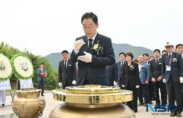 NSP통신-경상북도교육청은 14일 국립영천호국원에서 전몰 학도의용군들의 숭고한 애국정신을 계승하고 학생들의 나라사랑 정신을 함양하기 위해 2023년 전몰 학도의용군 추념식 을 거행했다. (사진 = 경상북도교육청)