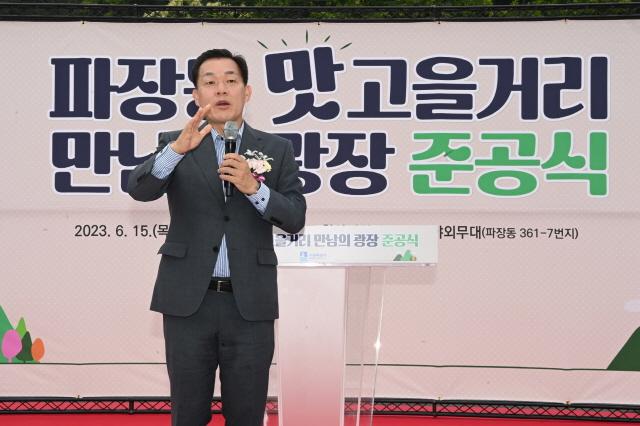 NSP통신-15일 맛고을거리 만남의 광장 조성사업 준공식에서 이재준 수원시장이 축사를 하고 있다. (사진 = 수원시)