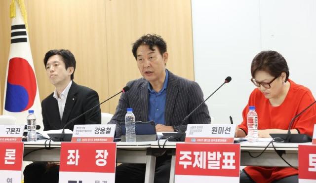 NSP통신-경기도 문화예술 활성화를 위한 예술인 기회소득 관련 토론회에서 좌장을 맡은 강웅철 의원이 발언하고 있다. (사진 = 경기도의회)