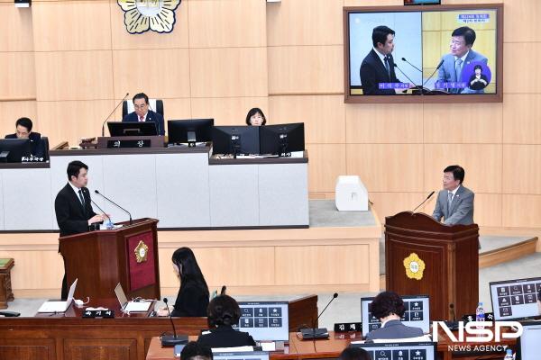 NSP통신-이석주 의원이 정기명 여수시장께 시정 질문을 하고 있다. (사진 = 여수시의회)