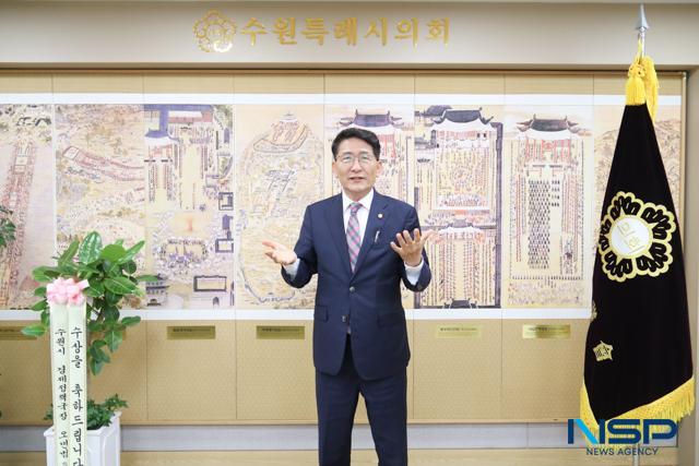 NSP통신-16일 김기정 수원시의회 의장이 관광객들의 수원시 방문을 환영하는 제스쳐를 취하고 있다. (사진 = 조현철 기자)