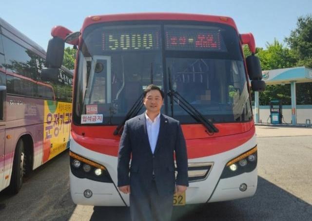 NSP통신-고준호 경기도의원이 경기 파주5000번 버스 앞에서 기념촬영을 하고 있다. (사진 = 의원실)
