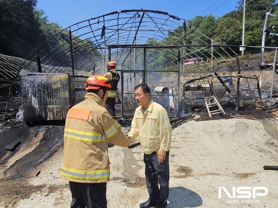 NSP통신-서남용 완주군의회 의장(오른쪽)이 지난 18일 고산면 양계장 화재 현장 찾아 피해농민을 위로하고, 소방관들을 격려했다. (사진 = 완주군의회)