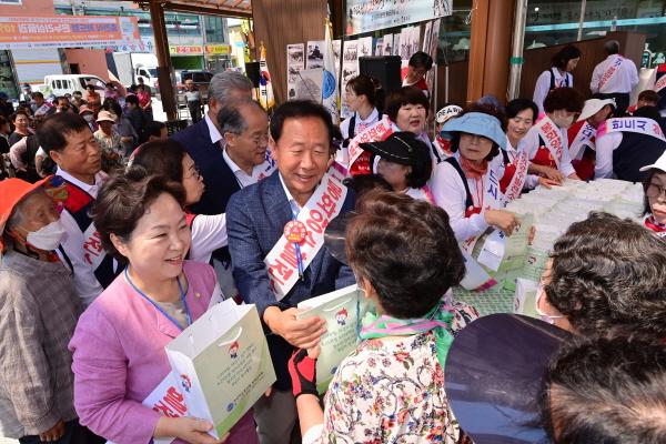 NSP통신-한국자유총연맹 봉화군지회, 6.25전쟁 사진전 및 음식 나눔 시간 가져 (사진 = 봉화군)