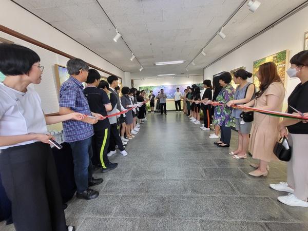 NSP통신-고양 장성중학교 작은 갤러리 조성·명화 풍경을 보다 展 개막전 모습 (사진 = 장성중)