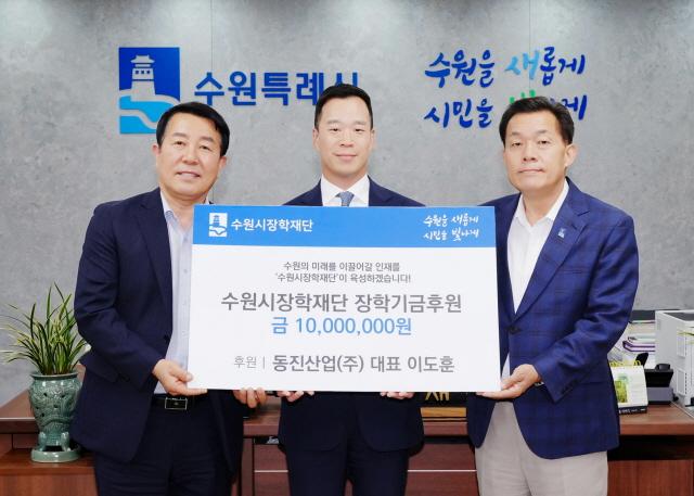 NSP통신-19일 이재준 수원시장(오른쪽)과 이도훈 동진산업 대표(가운데) 등이 전달식 후 기념촬영을 하고 있다. (사진 = 수원시)