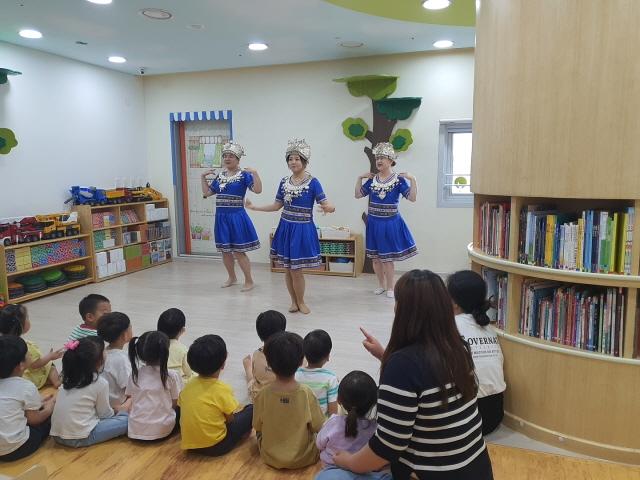 NSP통신-수원시청 어린이집에서 전통공연을 하는 모습. (사진 = 수원시)