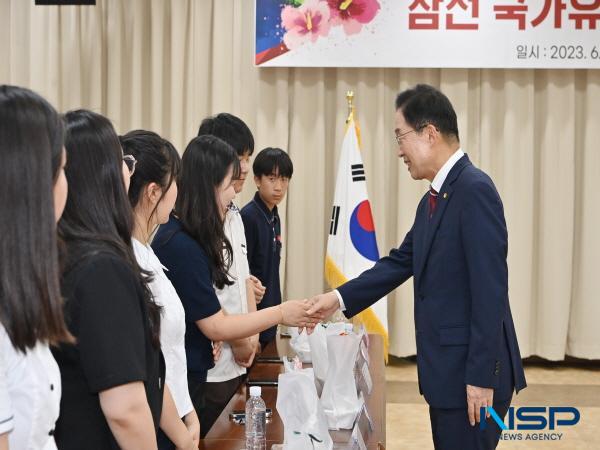 NSP통신-경상북도교육장학회는 지난 19일 화백관에서 6·25전쟁 및 월남전 참전 국가유공자 후손을 위한 장학금 수여식을 개최했다고 밝혔다. (사진 = 경상북도교육청)