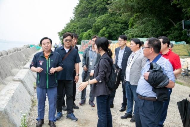 NSP통신-경기도의회 농정해양위원회가 안산시 풍도 일대를 방문해 도서종합개발사업의 진행상황을 점검하고 있다. (사진 = 경기도의회)