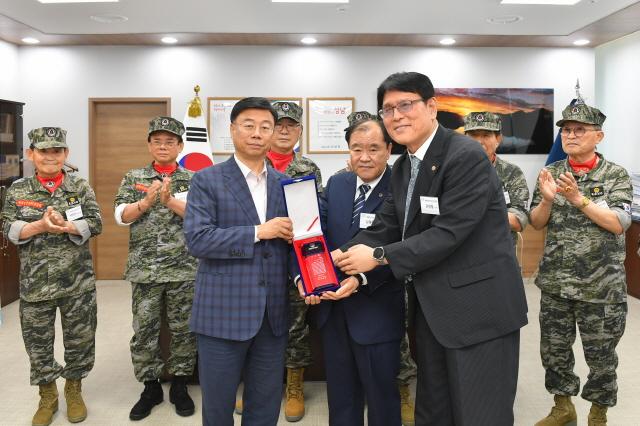 NSP통신-신상진 성남시장(왼쪽)이 20일 국가유공자에 대한 보훈 시책 추진과 사회적 예우 분위기 조성에 애쓴 공로로 대한민국 상이군경회로부터 감사패를 받았다. (사진 = 성남시)