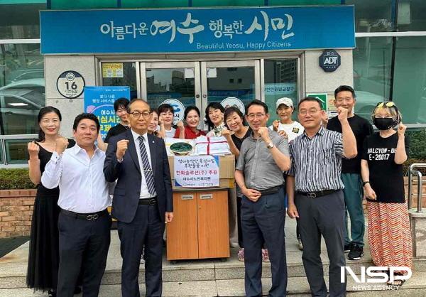 NSP통신-한화솔루 여수공장이 망마농악단에 후원 물품을 전달했다. (사진 = 여수시)