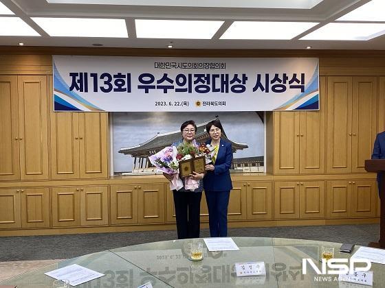 NSP통신-22일 박정희 전북도의원(왼쪽·군산3)이 제13회 우수의정대상 시상식에서 지역경제 활성화 및 주민 복리 증진 위한 조례 발굴 등의 공로를 인정받아 의정대상을 수상했다. (사진 = 전북도의회)