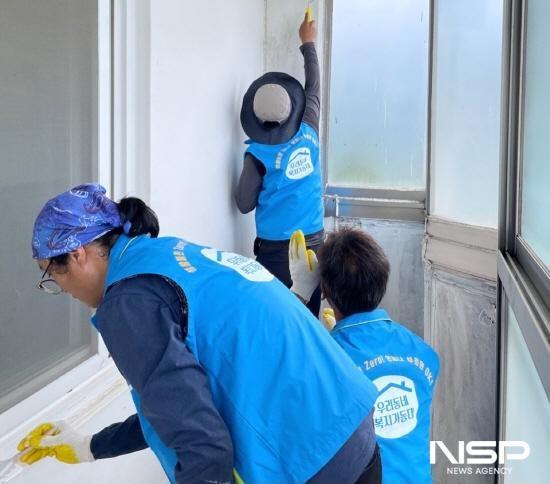 NSP통신-우리동네 복지기동대 누수로 인한 곰팡이 제거 작업 (사진 = 광양시청)