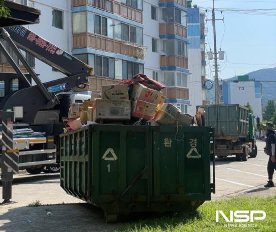 NSP통신-우리동네 복지기동대 사다리 차 동원해 쓰레기 수거 (사진 = 광양시청)