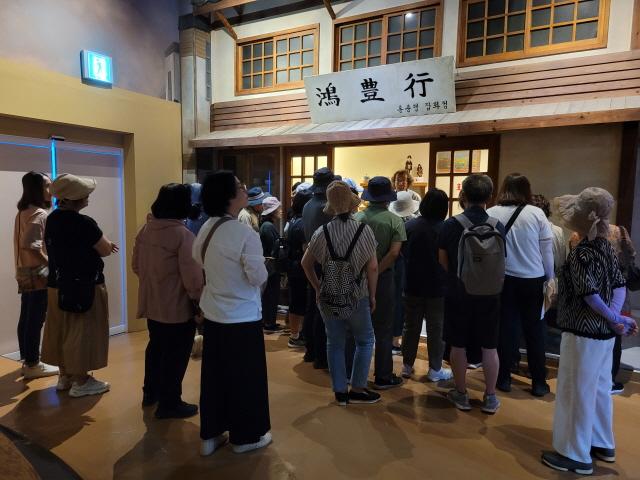 NSP통신-24일 수원의 역사문화 뿌리찾기 비교답사에 참여한 시민들 모습. (사진 = 수원시)