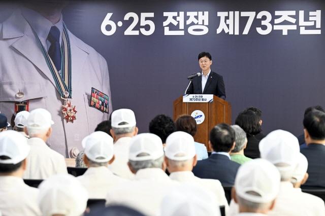 NSP통신-25일 안산시 보훈회관에서 열린 6·25전쟁 제73주년 기념행사에서 이민근 시장이 기념사를 하고 있다. (사진 = 안산시)