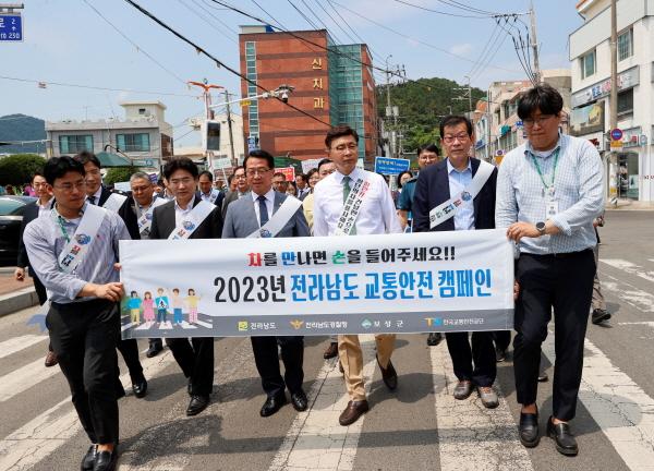 NSP통신-문금주 전남도 행정부지사가 보성 벌교역 광장과 전통시장 일원에서 선진 교통문화 정착을 위해 민·관·경 합동 교통안전 캠페인을 펼쳤다.[사진=보성군]