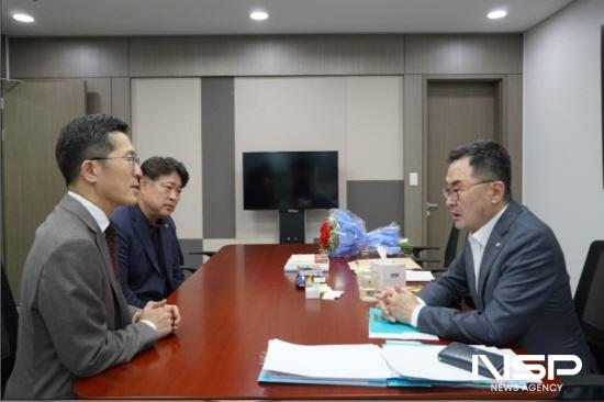NSP통신-의료계 현안에 대해 논의 중인 소병철 의원과 이필수 대한의사협회장 (사진 = 소병철 국회의원실)