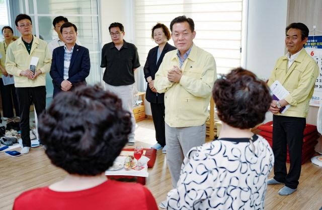 NSP통신-27일 이재준 시장(둘째줄 오른쪽 두번째)이 남수연화경로당 노인들과 대화를 하는 모습. (사진 = 수원시)