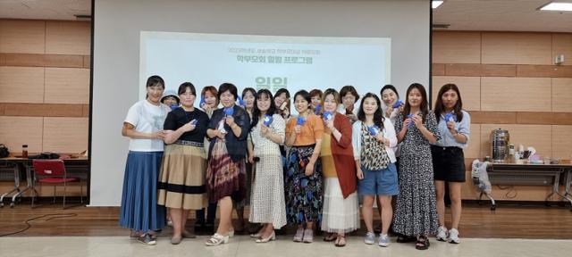 NSP통신-김포 새솔학교 학부모회에서 학부모 역량강화를 위해 실시한 오카리나 악기 연수에 참가한 학부모들이 기념촬영을 하고 있다. (사진 = 새솔학교학부모회)