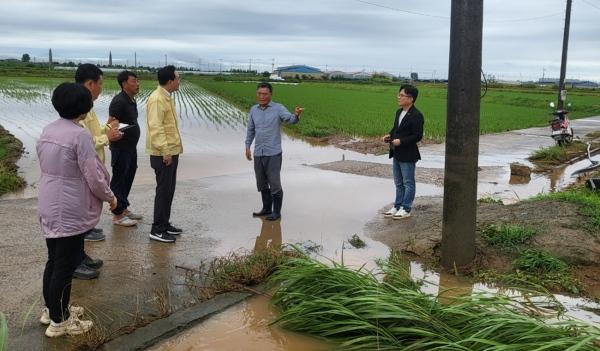 NSP통신-윤병태 나주시장이 28일 호우피해를 입은 지역을 찾아 주민들과 피해 최소화 대책 등을 논의하고 있다. (사진 = 나주시)