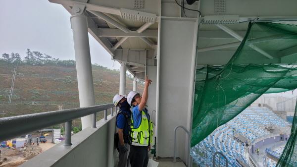NSP통신-국토안전관리원 관계자들이 경기장 신축공사 현장에서 안전점검을 실시하고 있다. (사진 = 국토안전관리원)