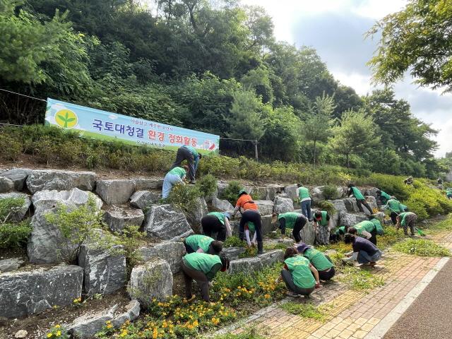 NSP통신-27일 행사 참석자들이 환경정화 활동을 하는 모습. (사진 = 오산시)