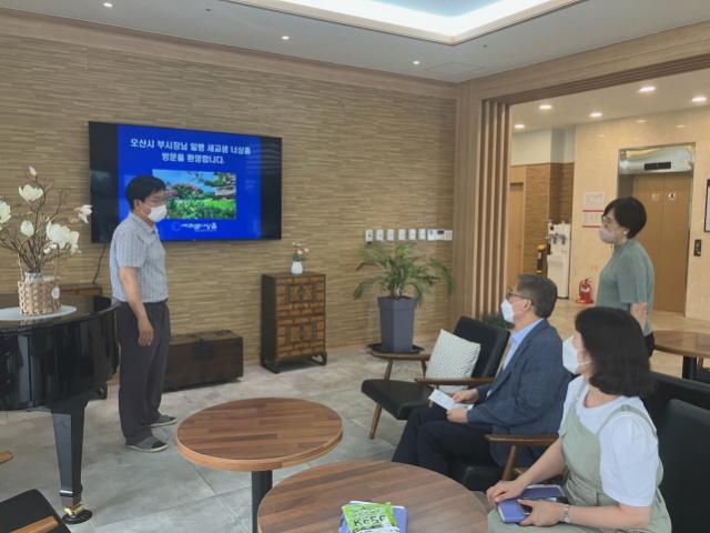 -28일 강현도 오산시부시장오른쪽 남성이 복지시설을 방문해 관계자들과 대화를 하는 모습 오산시