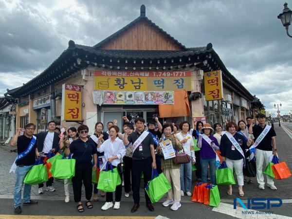 NSP통신-경주시가 지난 29일 황리단길을 찾아 시민과 관광객 및 식당 업주를 대상으로 식중독 예방 캠페인을 실시했다. (사진 = 경주시)