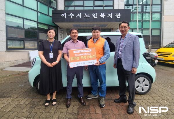 NSP통신-한화솔루션 여수공장이 여수시노인복지관에서 진행하는 경로당 활성화 사업 프로그램 지원에 활용될 차량을 후원했다. (사진 = 복지관)