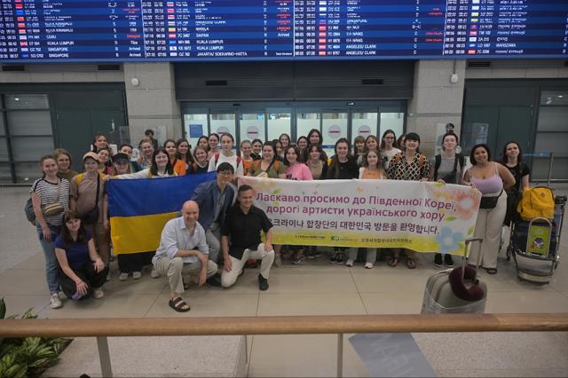 NSP통신-우크라이나 보그닉 소녀합창단 공항 환영 모습. (사진 = 강릉시)