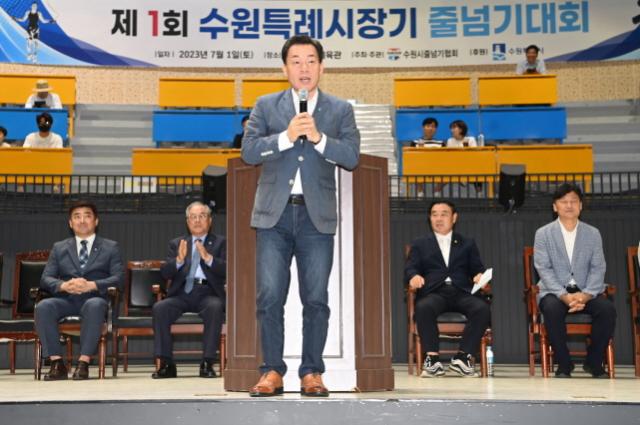 NSP통신-1일 이재준 수원시장이 제1회 수원특례시장기 줄넘기대회에서 인사말을 하는 모습. (사진 = 수원시)