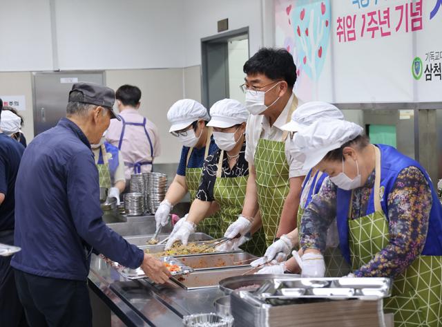 NSP통신-박상수 삼척시장이 민선 8기 취임 1주년을 기념해 시장과 함께하는 동네한바퀴 가운데 삼척시 노인복지회관에서 어르신 배식 봉사를 하고 있다. (사진 = 삼척시)