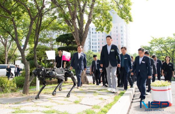 NSP통신-김장호 구미시장은 3일 취임2년차 첫 출근을 비전60 이라는 4족보행로봇과 함께 했다. (사진 = 구미시)