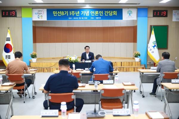 NSP통신-이상철 곡성군수가 3일 취임 1주년을 맞아 군청 대통마루에서 언론인 간담회를 갖고 있다. (사진 = 곡성군)