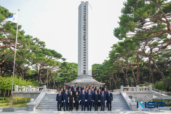 NSP통신-경주시의회는 3일 오전 충혼탑 참배 및 복지시설 방문으로 개원 2년차 의정활동을 시작했다. (사진 = 경주시의회)