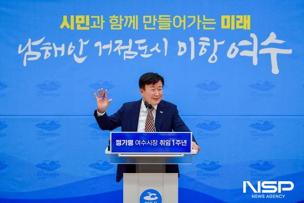 NSP통신-정기명 여수시장이 취임 1주년 기자회견을 하고 있다. (사진 = 여수시)