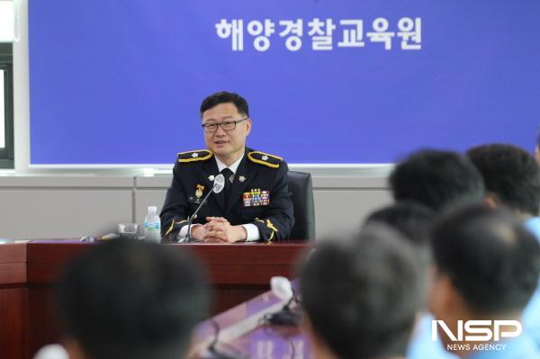 NSP통신-여성수 교육원장이 취임식을 대신해 주요현안 보고를 받고 있다. (사진 = 해경교육원)