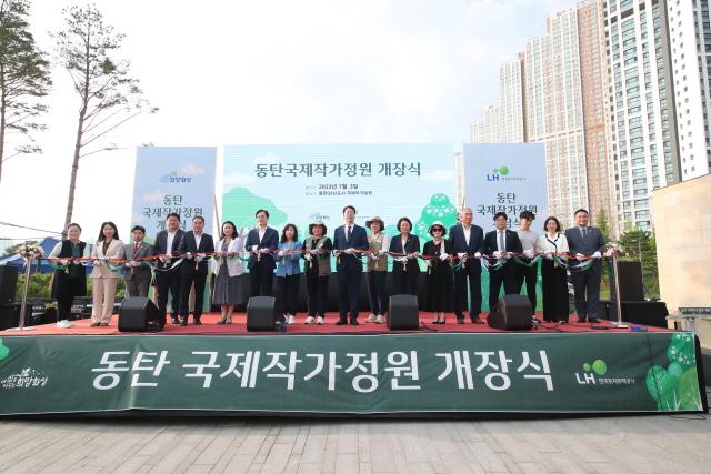 -3일 정명근 화성시장왼쪽 열번째과 김경희 화성시의회 의장왼쪽 여덟번째 및 참석자들이 개장식에서 테이프 컷팅식을 하는 모습 사진 화성시