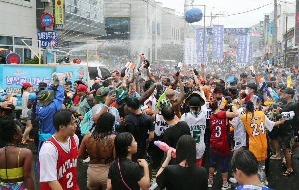 NSP통신-장흥 물축제 프로그램 중 하나인 살수대첩 거리퍼레이드. (사진 = 장흥군)