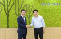 [NSP PHOTO]소병철 국회의원, 노관규 순천시장의 민선 8기 1주년 축하