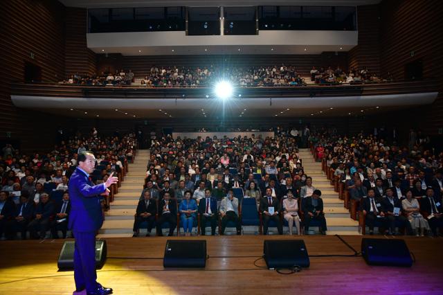 NSP통신-이병선 속초시장이 향후 강원특별법 3차 개정에 대비해 속초시 특례를 발표하고 있는 모습. (사진 = 속초시)