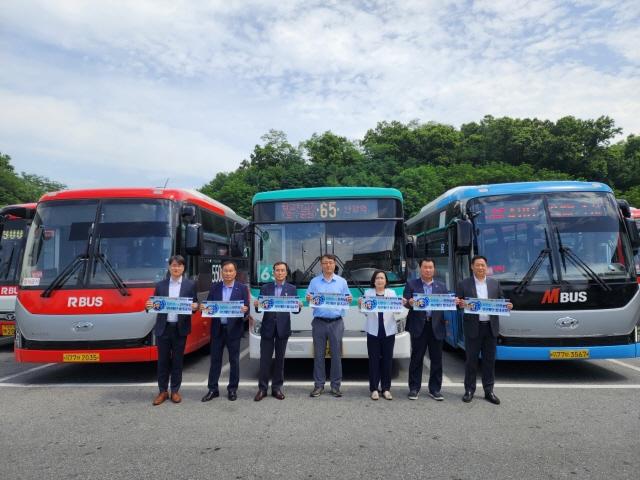 NSP통신-7일 한국교통안전공단 경기남부본부와 KD운송그룹 관계자들이 차만손 실천 스티커를 들고 사진촬영을 하고 있다. (사진 = 한국교통안전공단 경기남부본부)