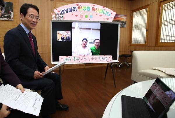 NSP통신-강진원 군수가 지난 4월 관내에서 출생한 세쌍둥이 부모와 영상통화를 하고 있다. (사진 = 강진군)